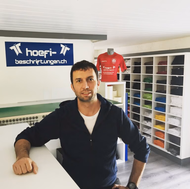 hoe­fi Be­schrif­tun­gen — un­ser neu­er Ausrüster