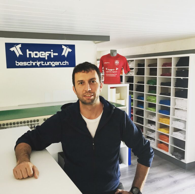 hoe­fi Be­schrif­tun­gen — un­ser neu­er Ausrüster