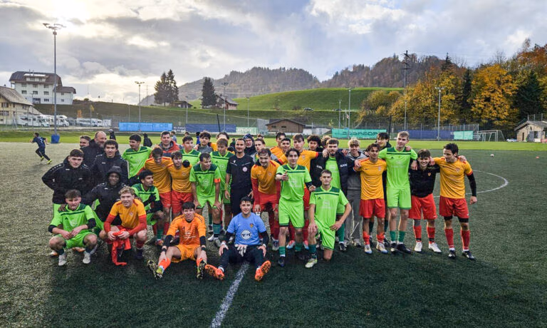 TRE A‑Junioren fei­ern ge­mein­sam mit dem FC Horw den Aufstieg