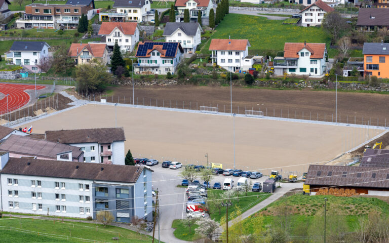 Bau Kunst­ra­sen auf der Zielgeraden