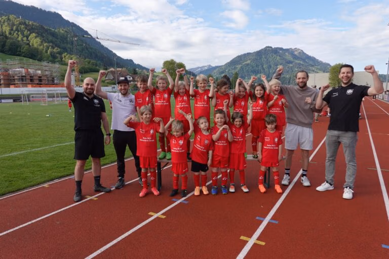 G‑Juniorinnen und ‑Ju­nio­ren im neu­en Trikot